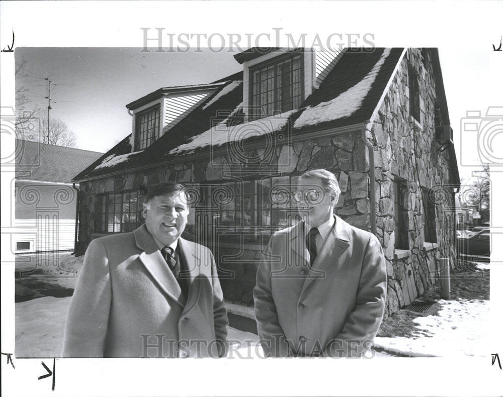 1989 Press Photo Al Bobrofsky and Richard Wentworth enjoy a sunny day meeting - Historic Images