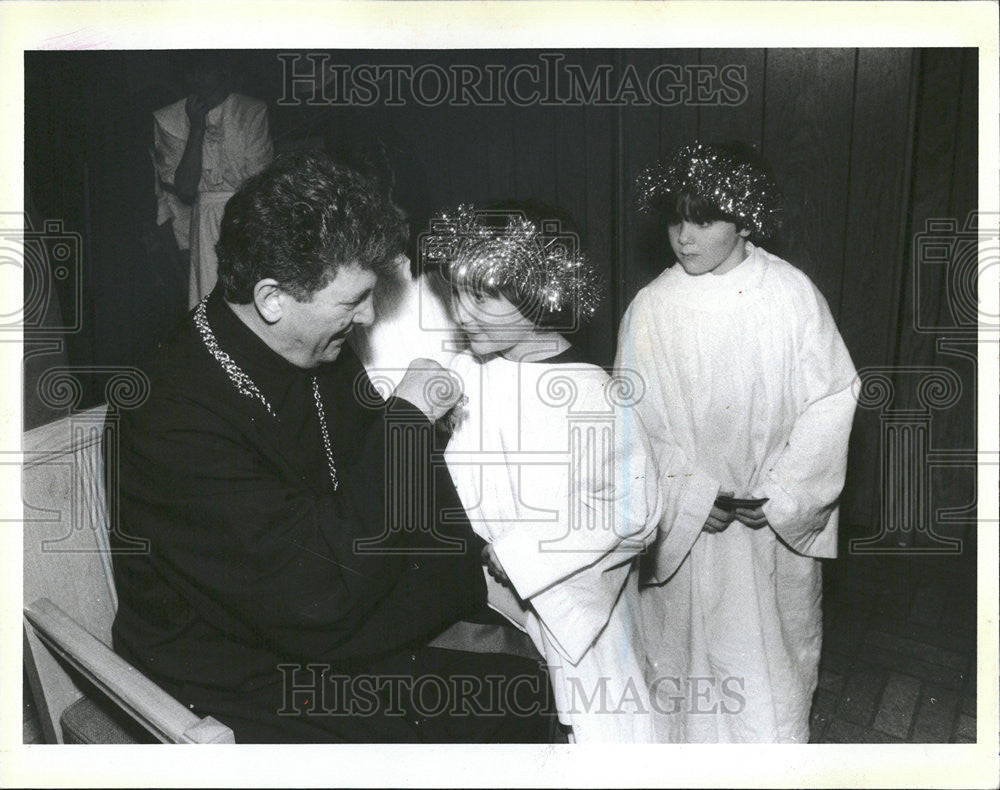 1986 Press Photo Kelly Reibel, 6, is about to kiss the ring of Archbishop Torkom - Historic Images