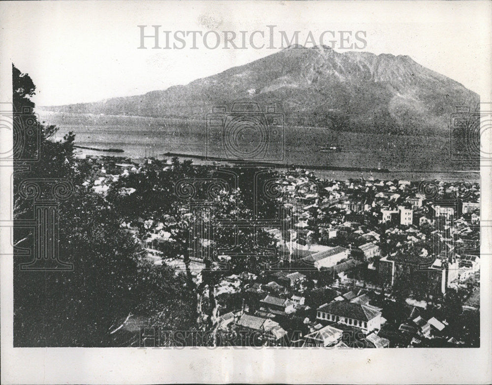 1937 Press Photo Situated near Sakurajima Volcano is the Japanese city Kagoshima - Historic Images