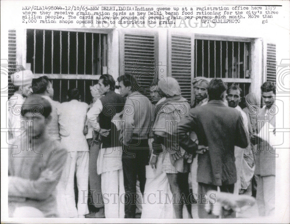 1965 Press Photo New Delhi, India Residents Register For Food Rationing Program - Historic Images