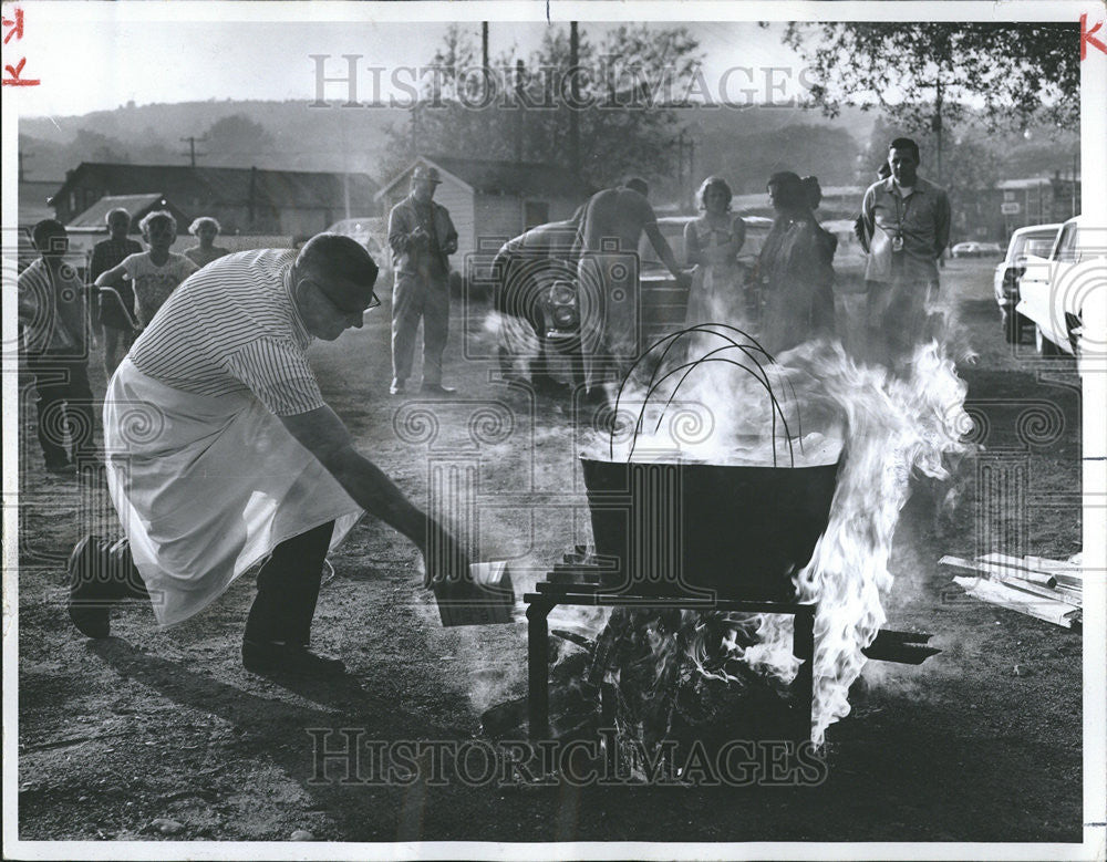 1978 Press Photo Door County&#39;s Traditional Fish Boil has Gourmet at Picnic Table - Historic Images