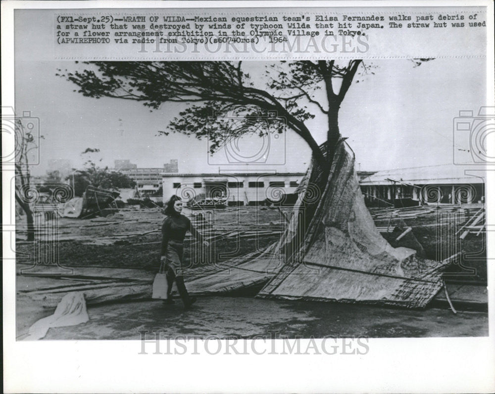 1964 Press Photo Elisa Fernandez With Damage Done By Typhoon Wilda In Japan - Historic Images
