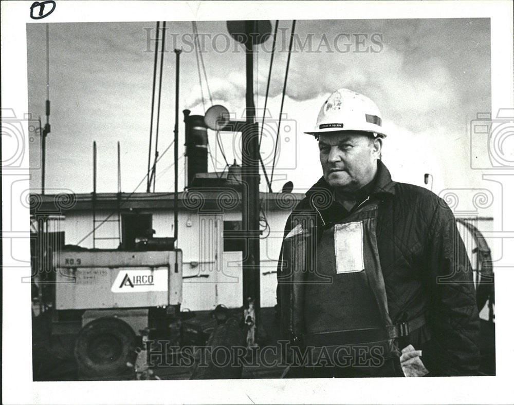 1980 Press Photo Captain Norman Nelson Front Ship Moved Tugs - Historic Images