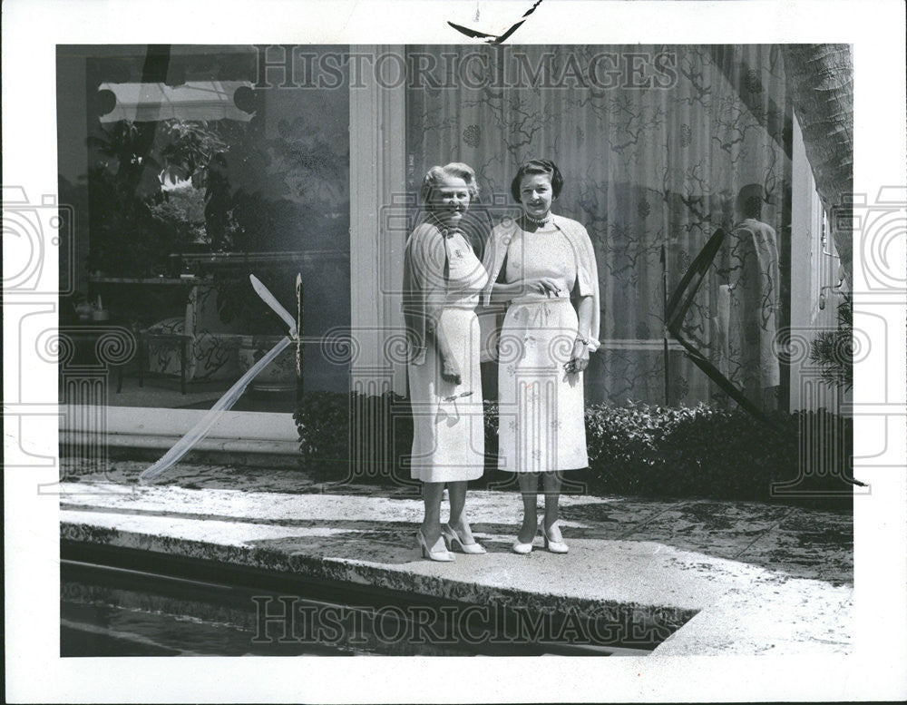 1957 Press Photo Mrs Maurice Massey and Mrs C Henry Buhl pose - Historic Images