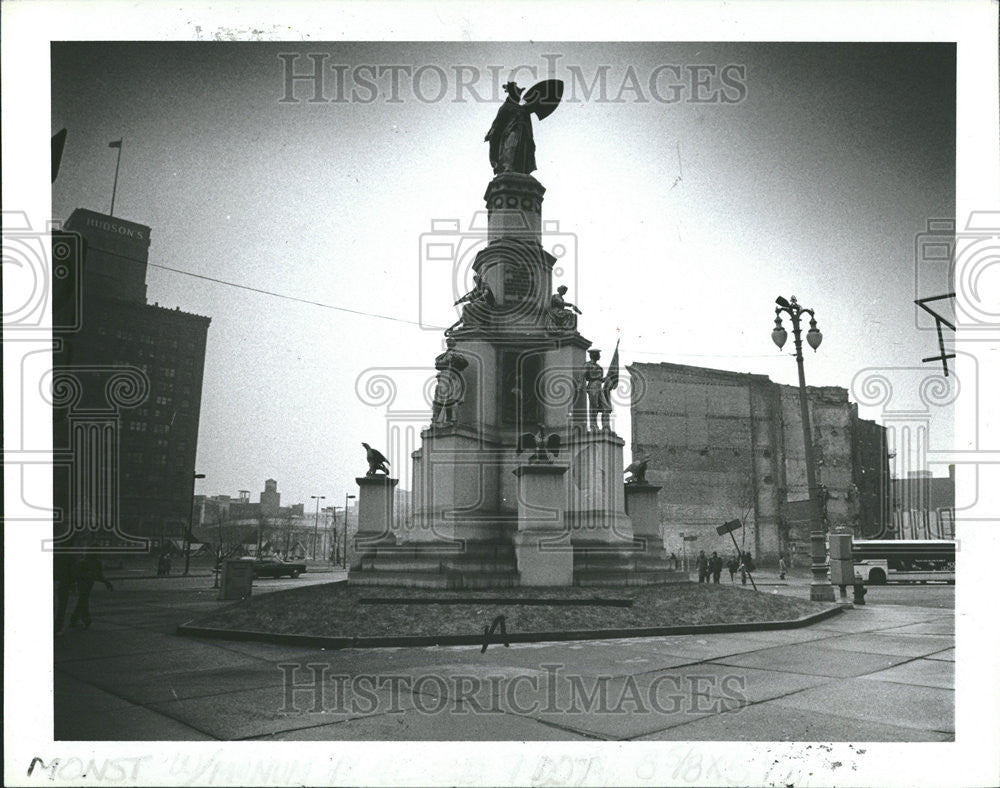 1983 Press Photo Detroit Monument Soldier Sailor Kennedy Square - Historic Images