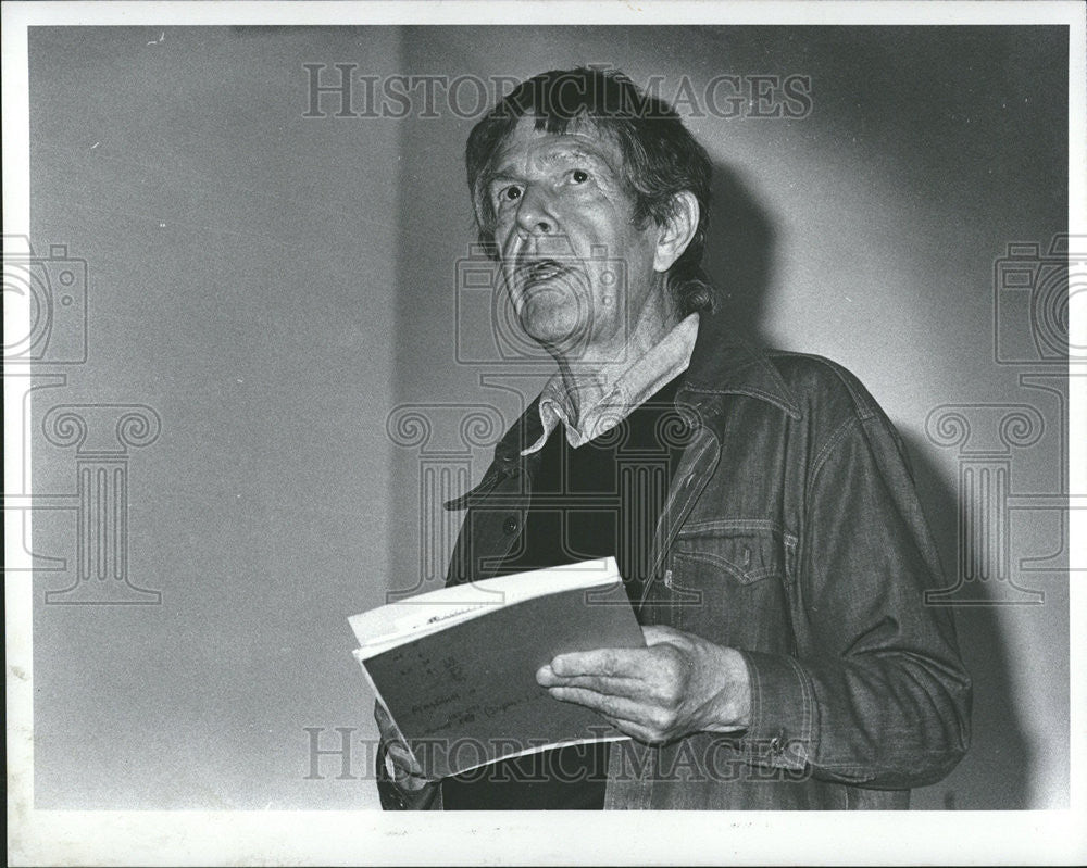 1979 Press Photo A man holding papers and speaking - Historic Images