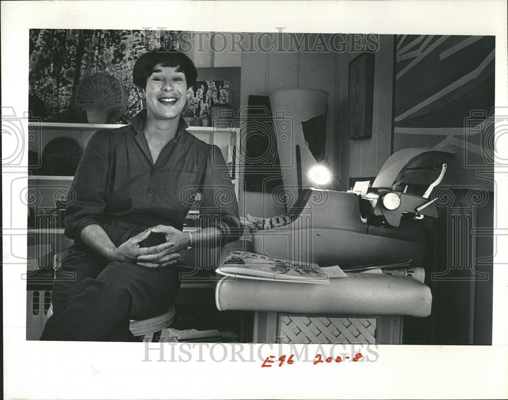 1984 Press Photo Author Vivian Sheldon Epstein In Her Home Basement Office - Historic Images