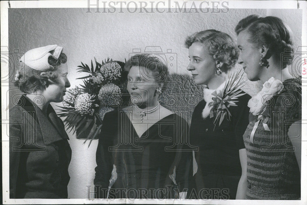 1954 Press Photo Mrs Herman Eichenburg greets guests - Historic Images