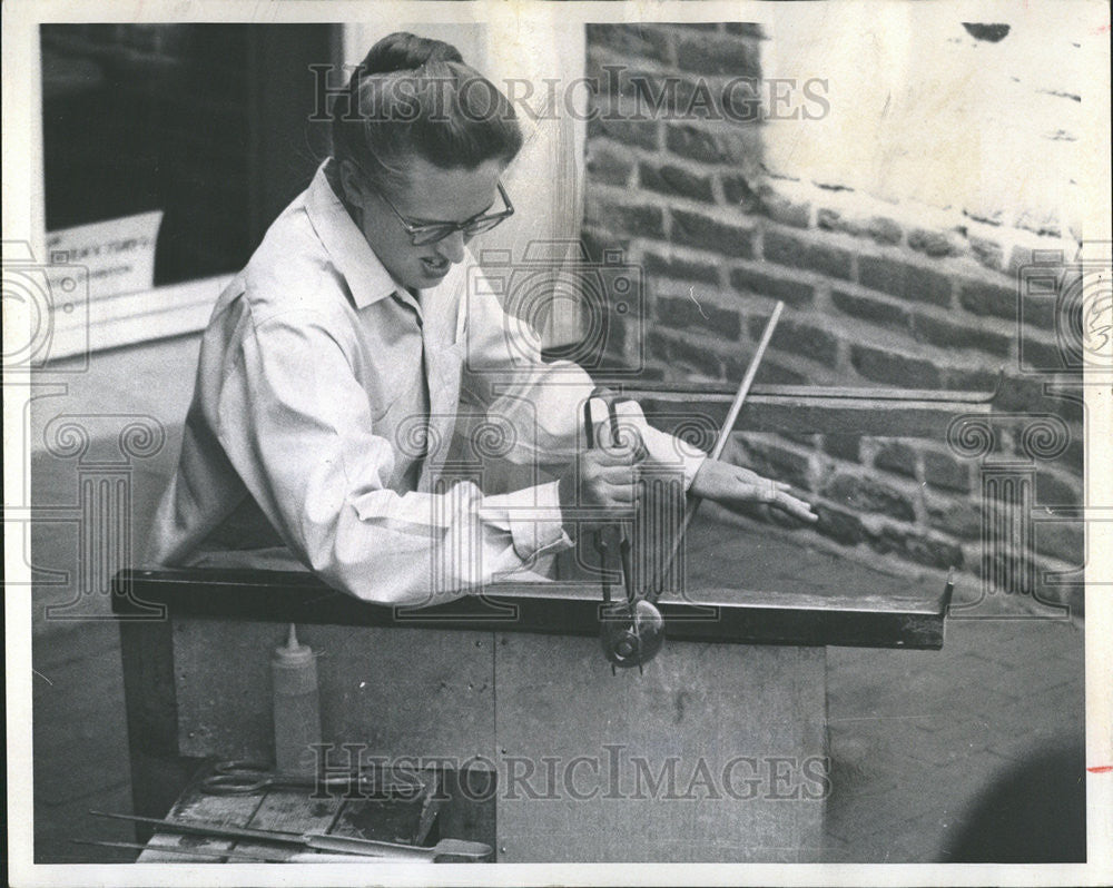 1968 Press Photo Pat Esch Arvada Colorado Artist Glass Objects Larimer Square - Historic Images