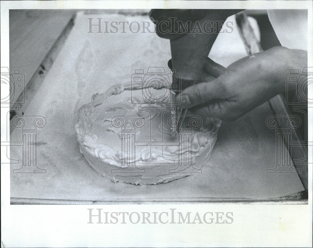 1979 Press Photo Pastry Chef Daniel Espallargas Decorating A Cake - Historic Images