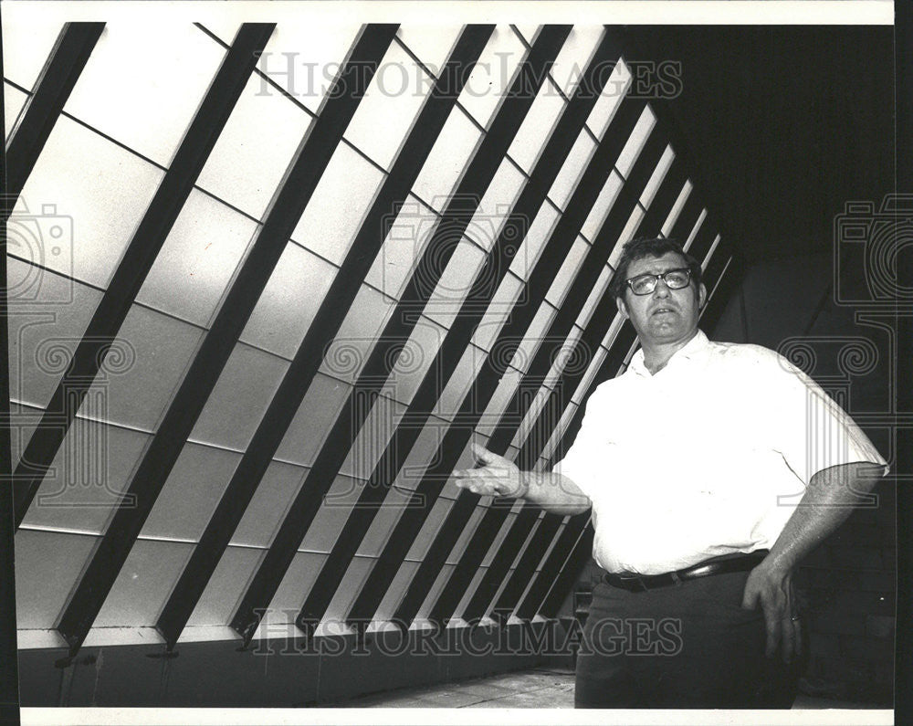 1987 Press Photo Druggist Don Stoebner and the solar panels of heat-collection - Historic Images