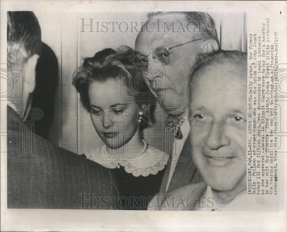 1955 Press Photo Dolly Astor surrounded by legal advisors in Circuit Court - Historic Images