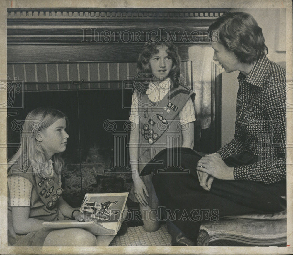 1976 Press Photo Jeannette Sorrell and Kim Shaak interview Carolyn Etter - Historic Images