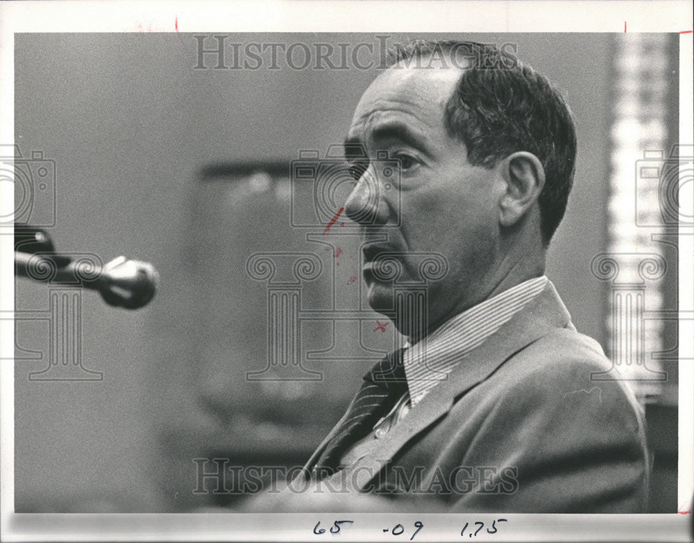 1985 Press Photo Judge Irving Ettenberg testifies in the hearing - Historic Images