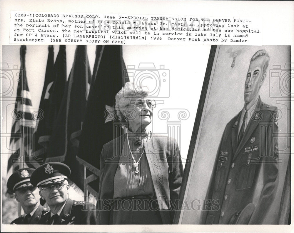 1986 Press Photo Mrs. Elsie Evans, mother of SP-4 Donald W. Evans Jr. - Historic Images