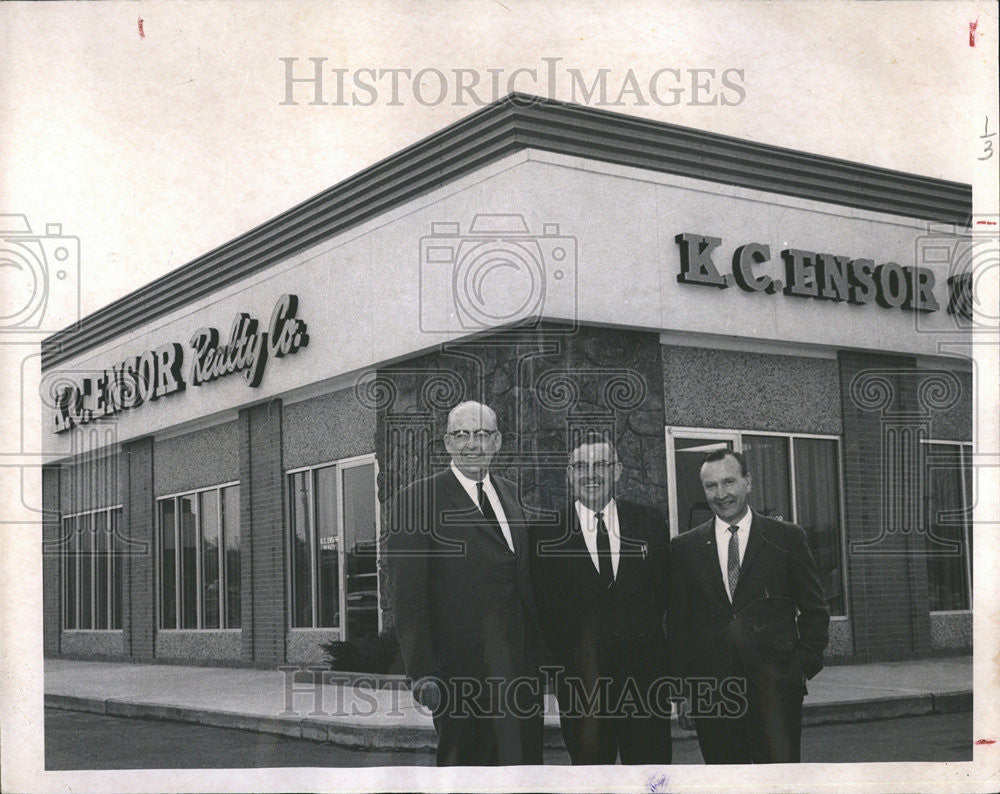 1968 Press Photo Real Estate Agent KC Ensor shown at his new offices - Historic Images