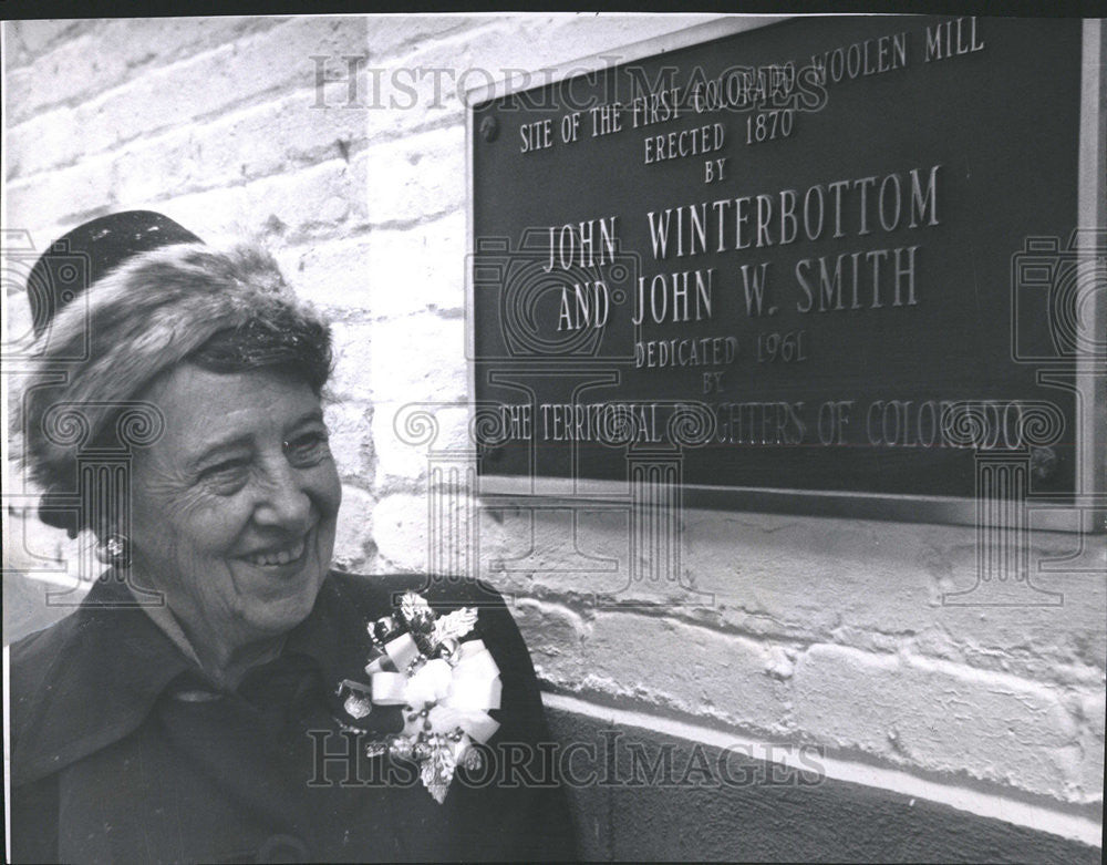 1961 Press Photo Mrs. William Enz reads historical marker - Historic Images