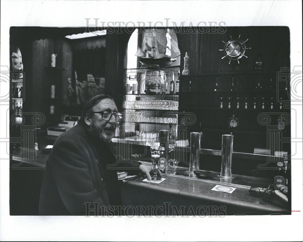 1980 Press Photo author Richard Erdoes doing research at a bar - Historic Images