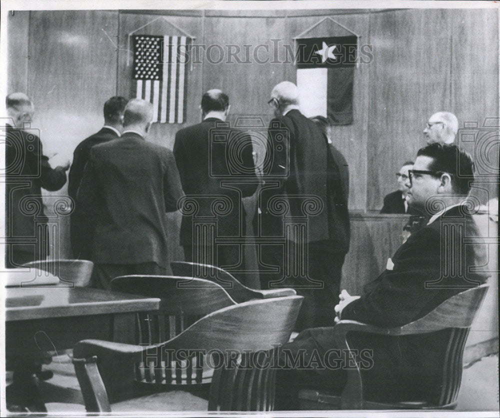 1962 Press Photo Billie Sol Estes sits alone at counsel table in Texas Courtroom - Historic Images