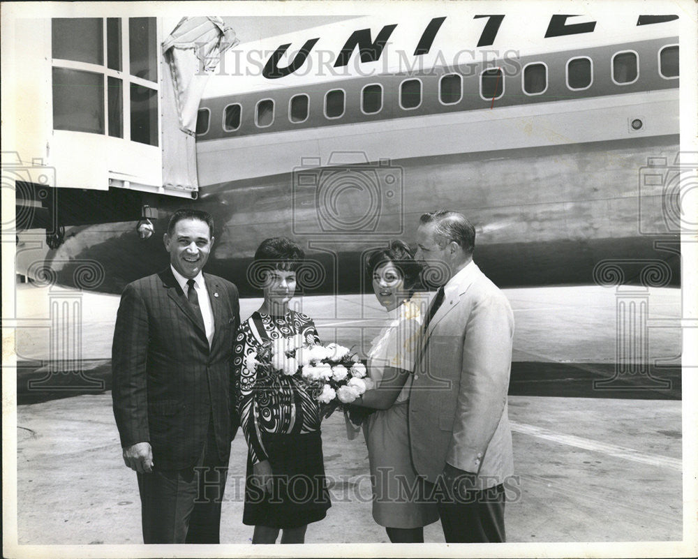 1968 Press Photo Arrivals for Civitan Convention Greeted At Airport - Historic Images