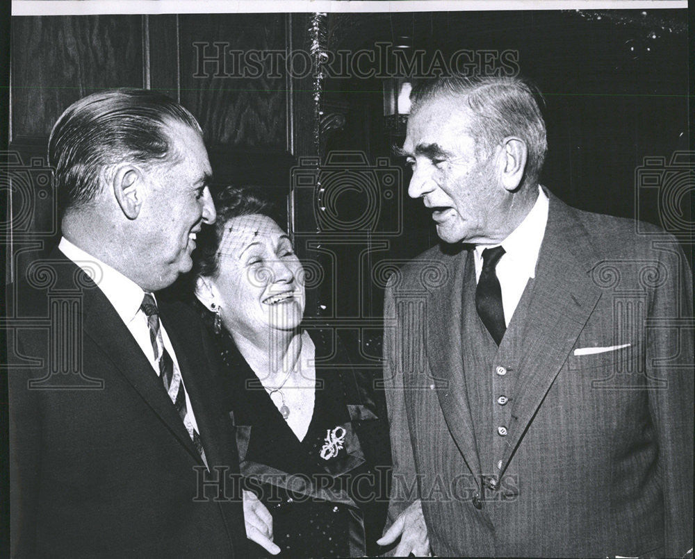 1961 Press Photo Frank Ricketor, Mrs. Arthur E. Jackson, and Ben Essig Talks - Historic Images