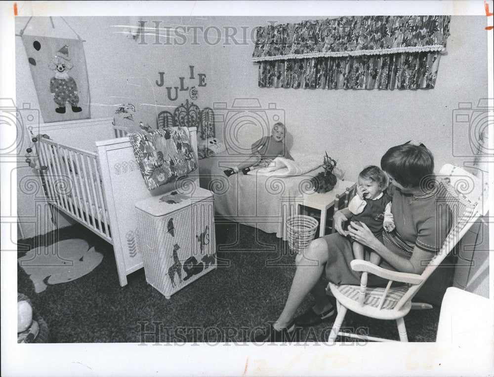 1974 Press Photo Mrs Mike Adams New Home Desecrate Pristine Finish - Historic Images