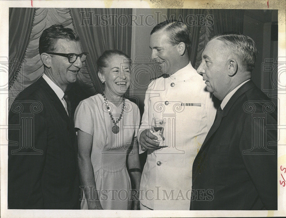 1964 Press Photo Walter Adams and Rodney Agar Speaks with Mrs. Adams - Historic Images