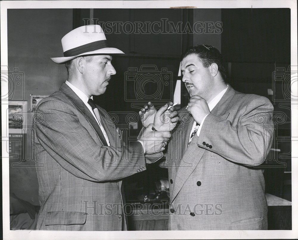 1950 Press Photo Wm. Stearla and Victor Perry demonstrate taking a wrist watch - Historic Images