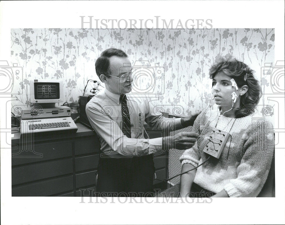 1985 Press Photo Richard Adams Dentist Jana Steinson Model - Historic Images