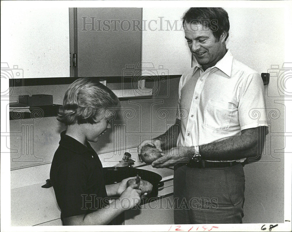 1979 Press Photo Dr. Richard Adams and son Michael prepare potato dumplings - Historic Images