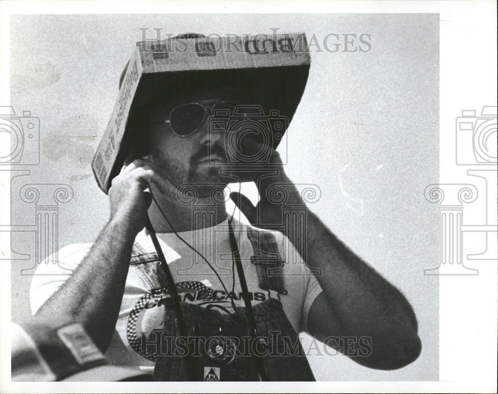 1983 Press Photo Spectator at 12 hours of racing at Sebring seeking relief - Historic Images