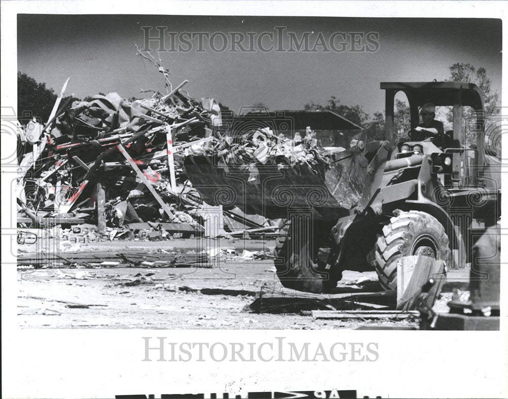 1985 Press Photo Crews cleaning up storm debris at Shopping Center Plaza - Historic Images