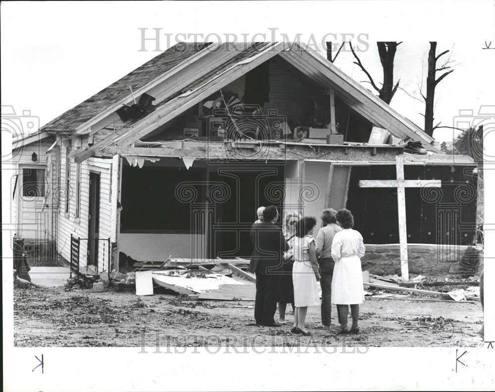 1985 Press Photo Rev. Donald Black and family stand in front of their church - Historic Images