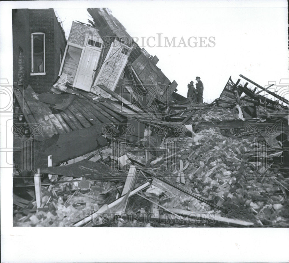 1959 Press Photo Police Firemen Storm Victim Whittier Street St. Louis - Historic Images