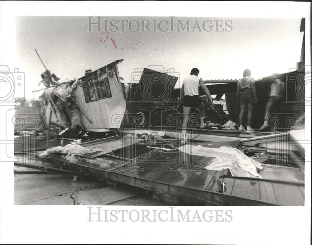 1987 Press Photo Bill Ralko shows family and neighbors where he hid when tornado - Historic Images