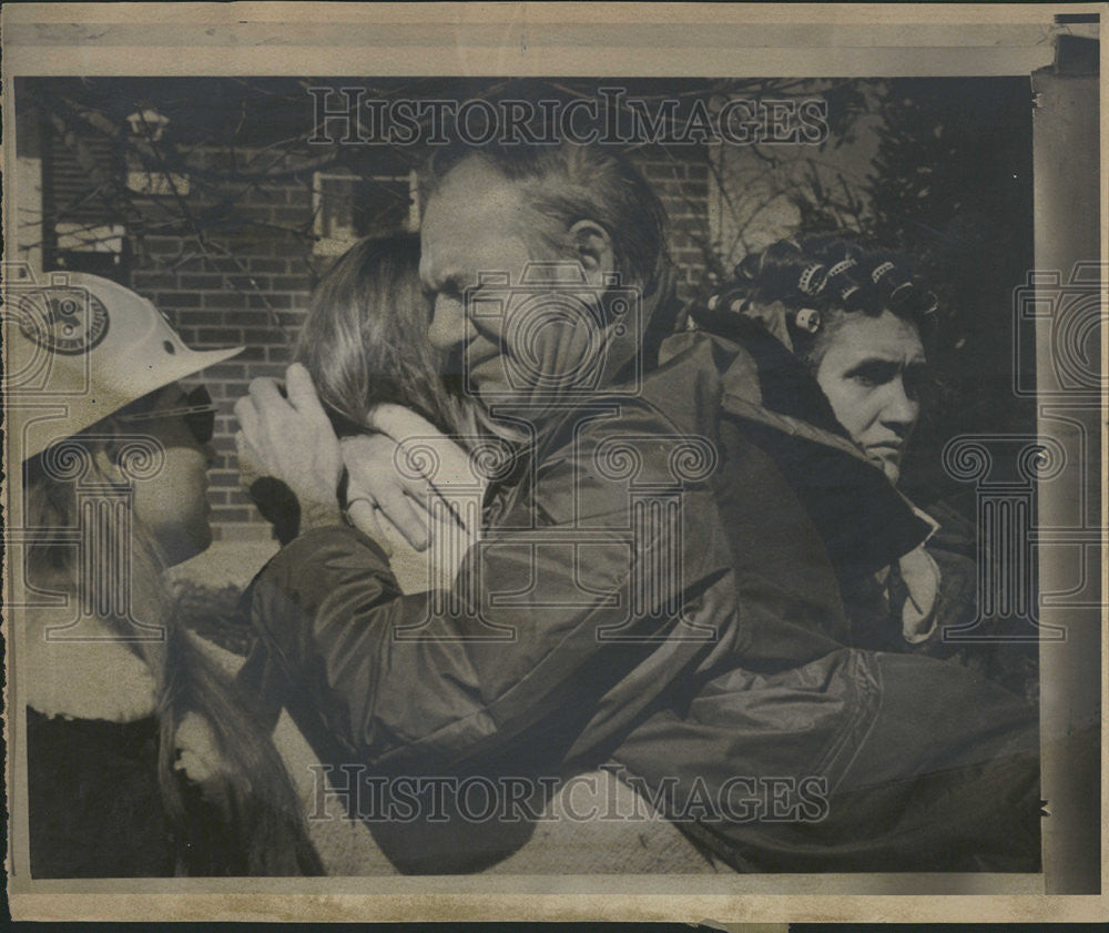 1973 Press Photo Robert Mohan breaks into tears as his home burns - Historic Images