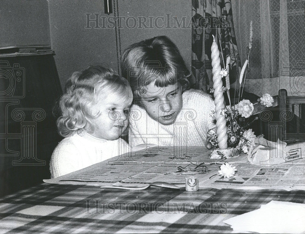 1971 Press Photo Christmas Decorations/Swiss Family/Holiday Celebration - Historic Images