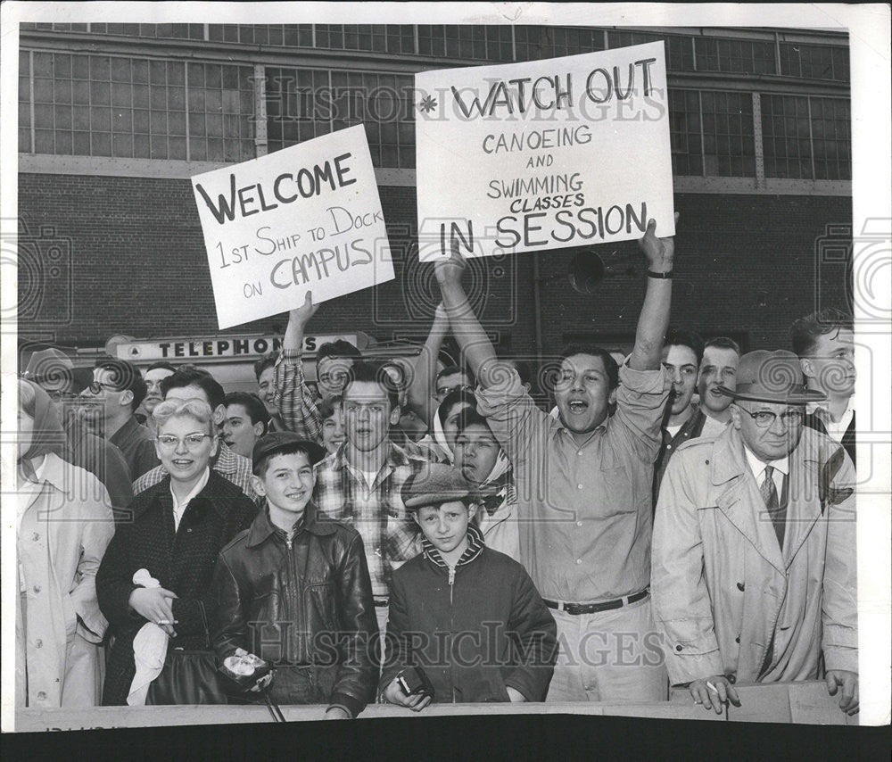 1959 Press Photo Navy Pier Welcome Dutch Ship Crew Illinois University Chicago - Historic Images