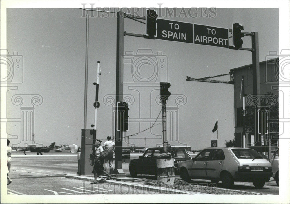 1985 Press Photo British Royal Air Force Fighter Street Landing Gilbraltar Spain - Historic Images