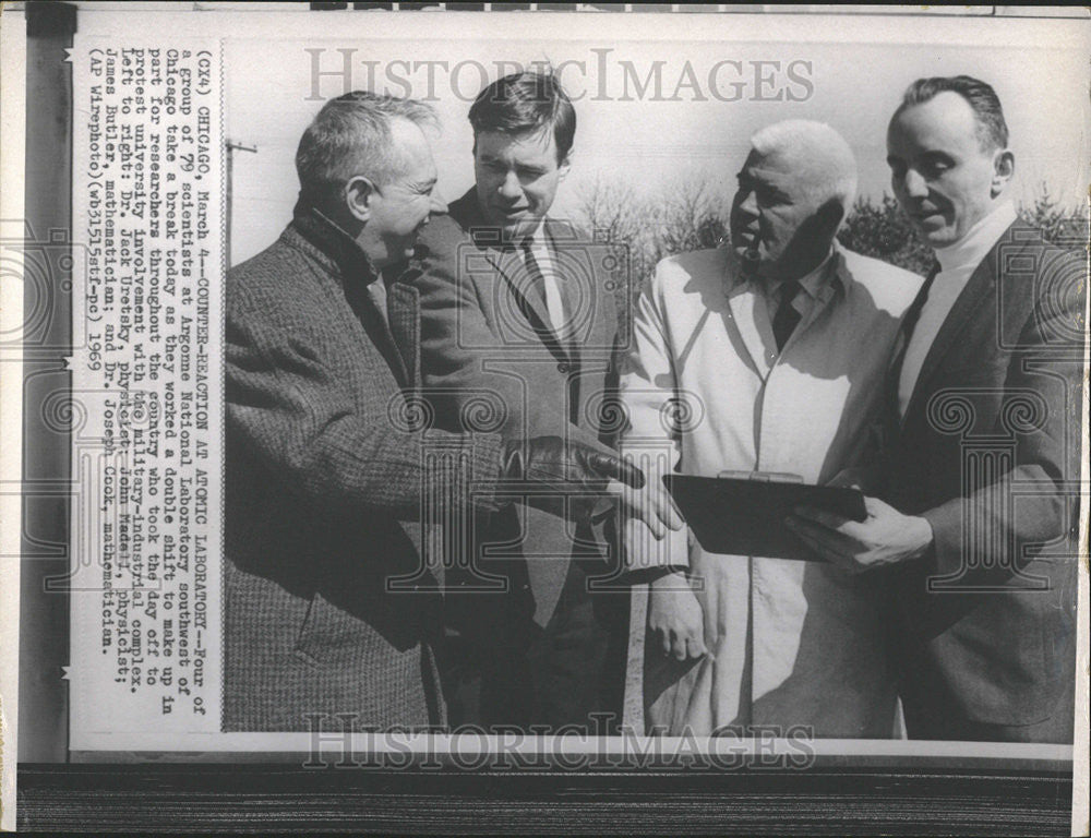 1969 Press Photo Argonne National Library Scientist Jack Uretsky John Madell - Historic Images