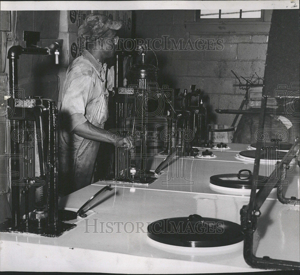 1946 Press Photo Oil House Lubricants Train - Historic Images