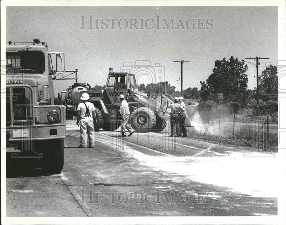 1981 Press Photo Hammond accident Acid fumes escape tanker truck cover Cline Ave - Historic Images