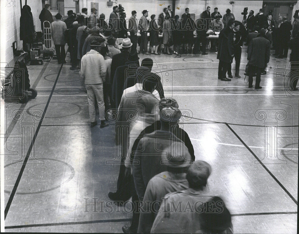 1967 Press Photo Balloting Gary Bethune School Voters Election Line - Historic Images