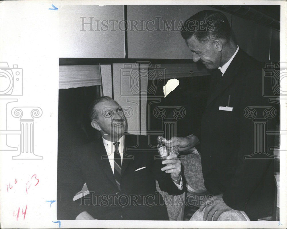 1968 Press Photo Famous Personality Smile Exchange Small Bottle Coastline - Historic Images