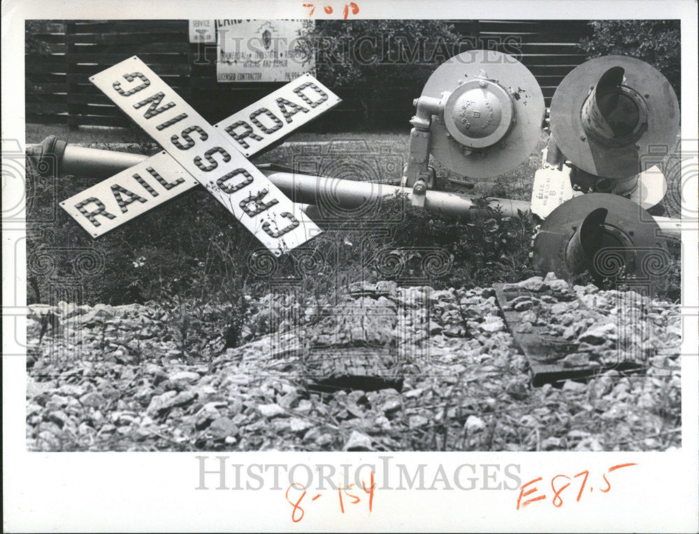 1975 Press Photo Old Seaboard Coast Line Grade flashing lights Sign - Historic Images