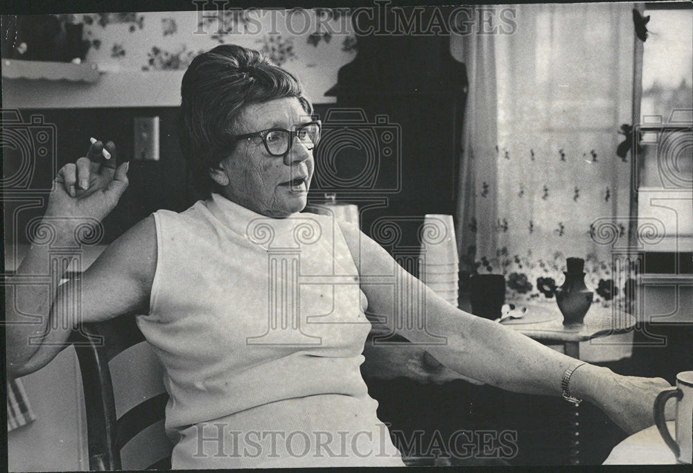 1979 Press Photo Mrs. Roy Fing keeps guest register. - Historic Images