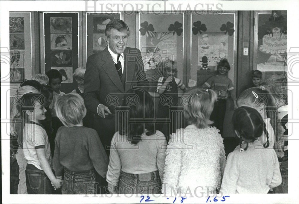 1984 Press Photo Gordon Flieger Former Retiring Principal Chicago High School - Historic Images