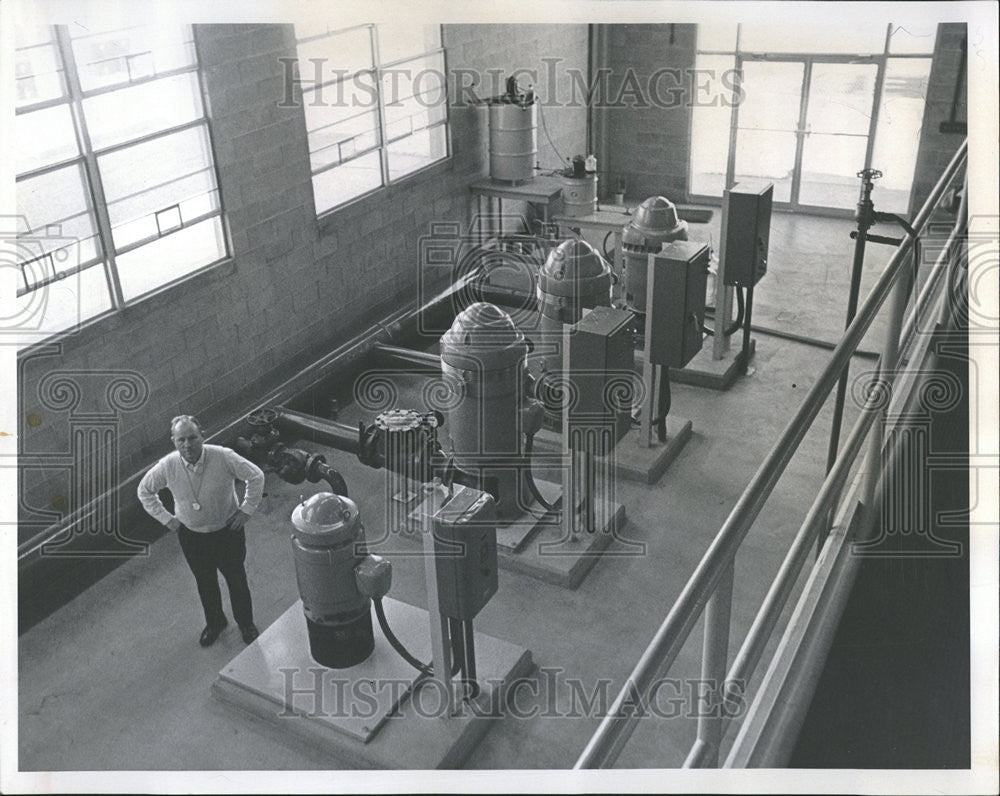 1965 Press Photo Walter Clay Pletcher Golden water plant operation whirring pump - Historic Images