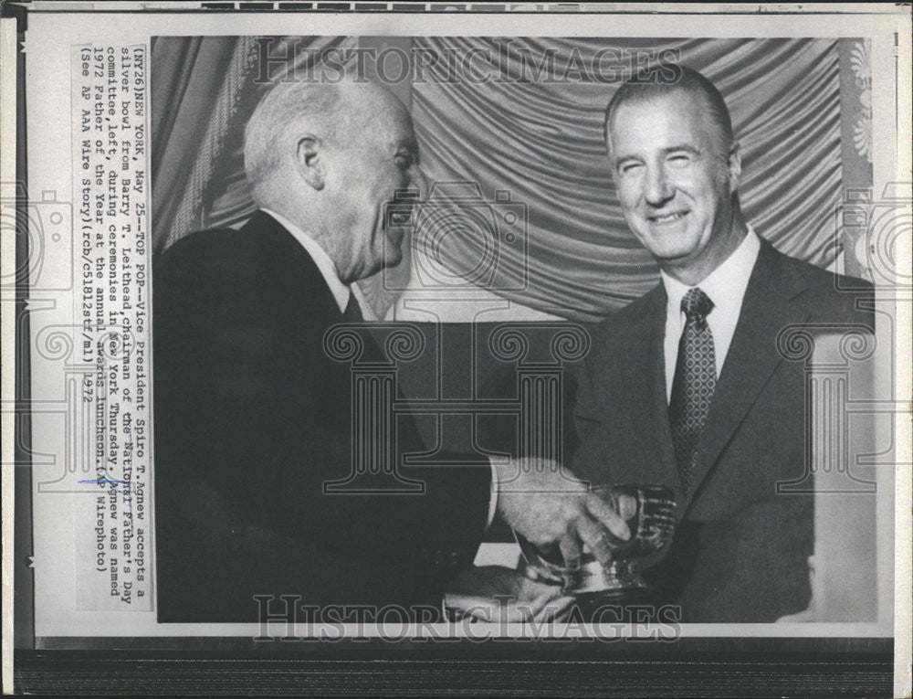 1972 Press Photo Vice president Spiro Agnew Barry Leithead chairman silver bowl - Historic Images