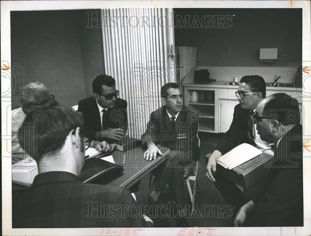 1968 Press Photo Eduardo Aboud, Humberto Hernandez Cuban ditch Broke Arm pushed - Historic Images